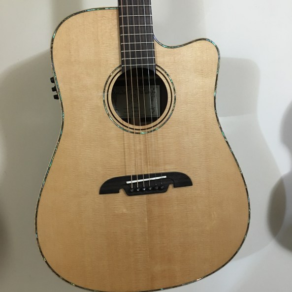 Alvarez Masterworks MDA70CE  body front photo